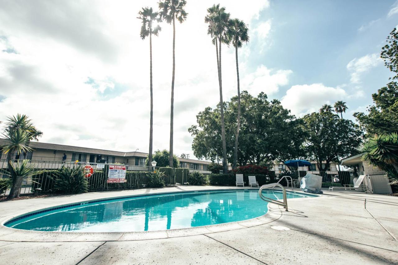 Vagabond Inn Oxnard Bagian luar foto